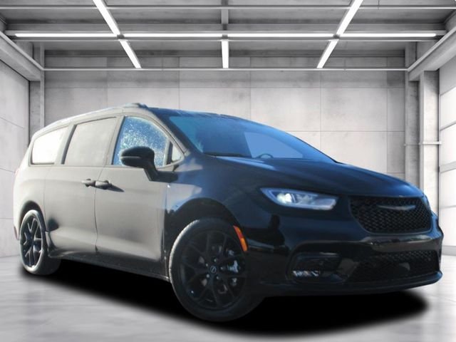 2026 Chrysler Pacifica Limited's photo