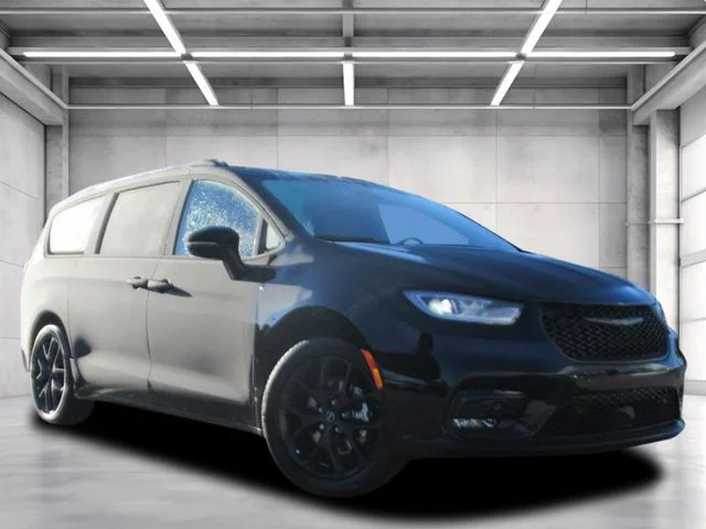 2026 Chrysler Pacifica Limited's photo