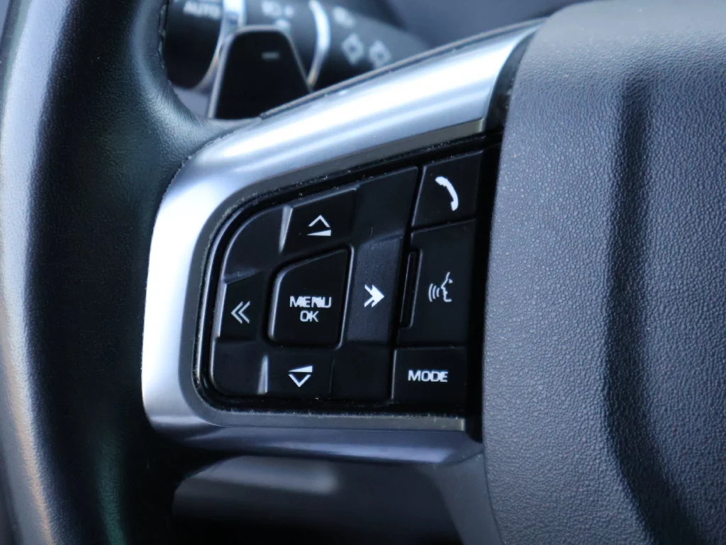 Used 2019  Land Rover  image 32