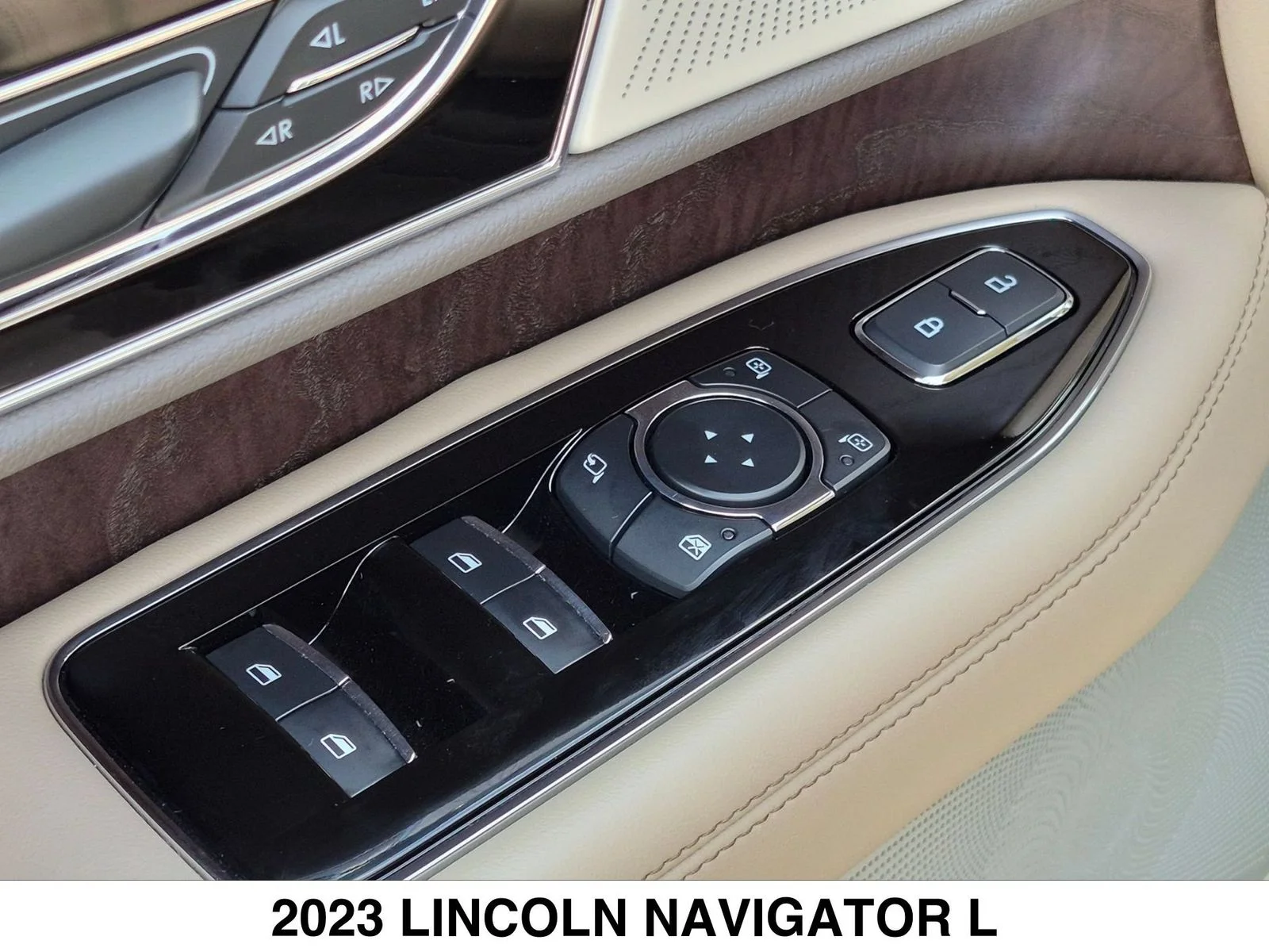 Used 2023 White Lincoln Reserve image 11