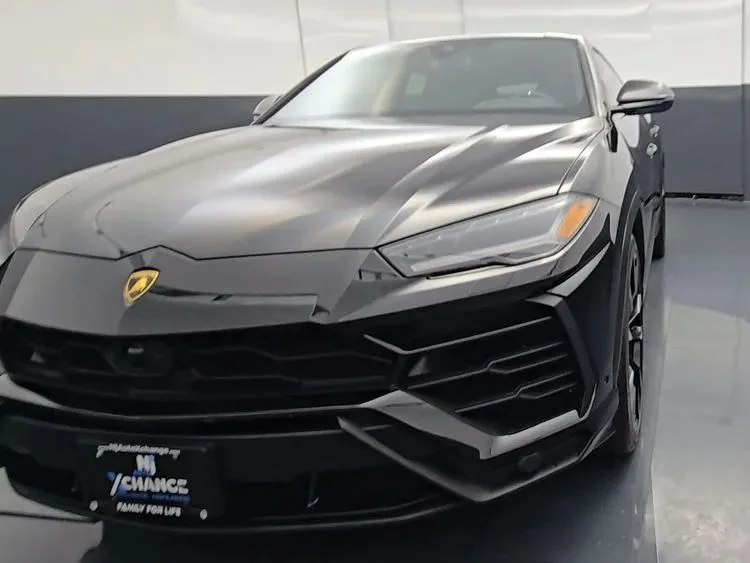 Used 2022  Lamborghini Sport Utility 4D image 4