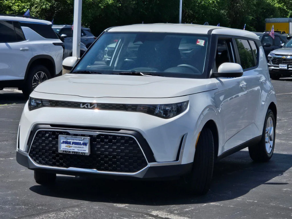 Used 2025 White Kia LX image 5