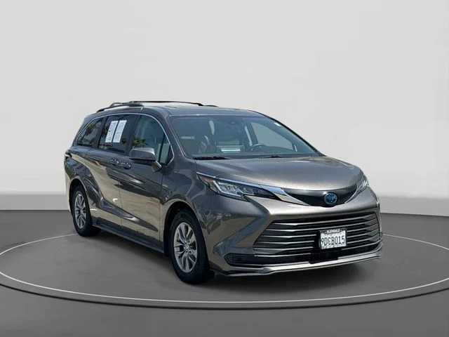2022 Toyota Sienna LE 8-Passenger Hybrid AWD's photo