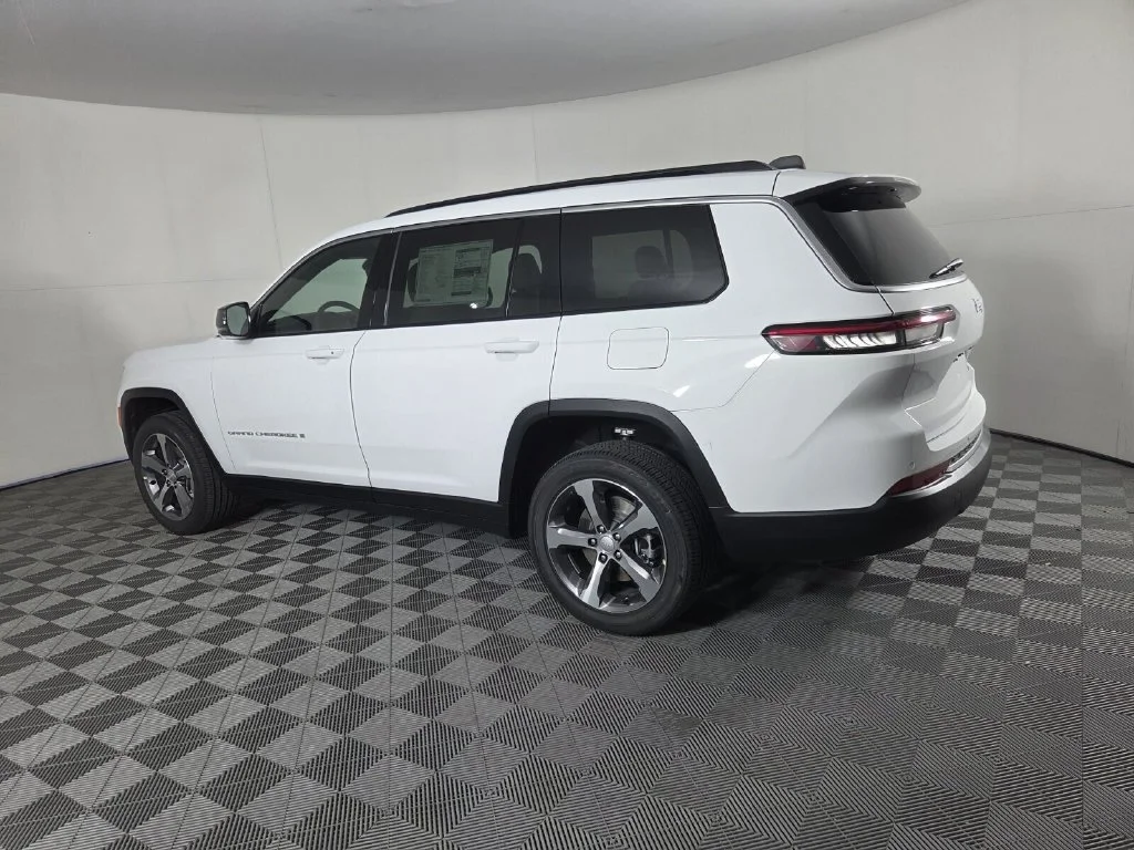 New 2026 Bright White Clear-Coat Exterior Paint Jeep Limited image 7