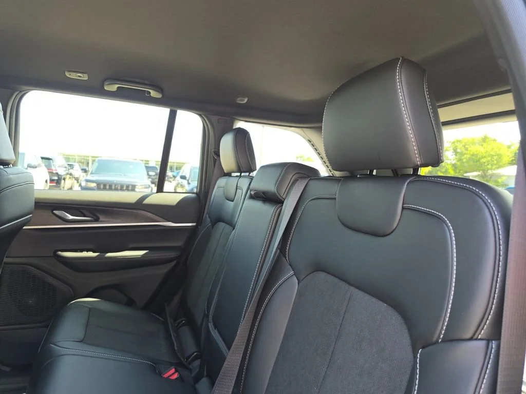 New 2026 Bright White Clear-Coat Exterior Paint Jeep Laredo Altitude image 7