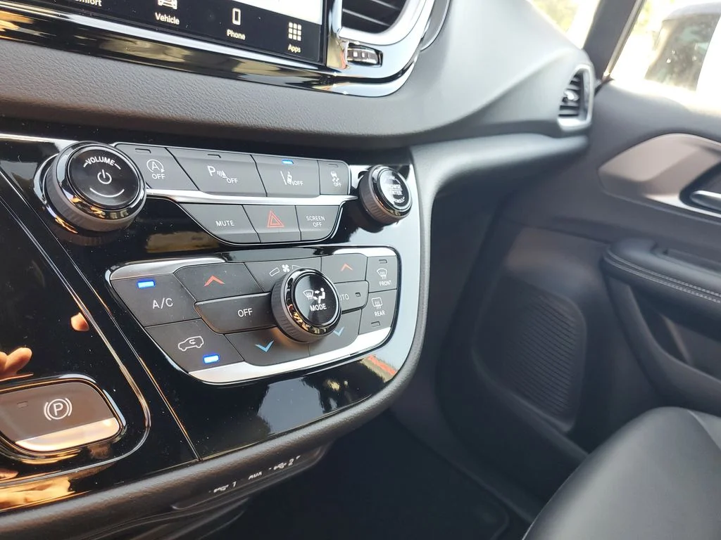 2025 Chrysler Voyager LX - Photo 18