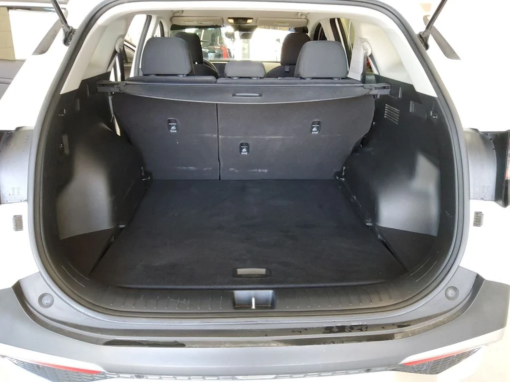 Used 2023 White Kia LX image 29