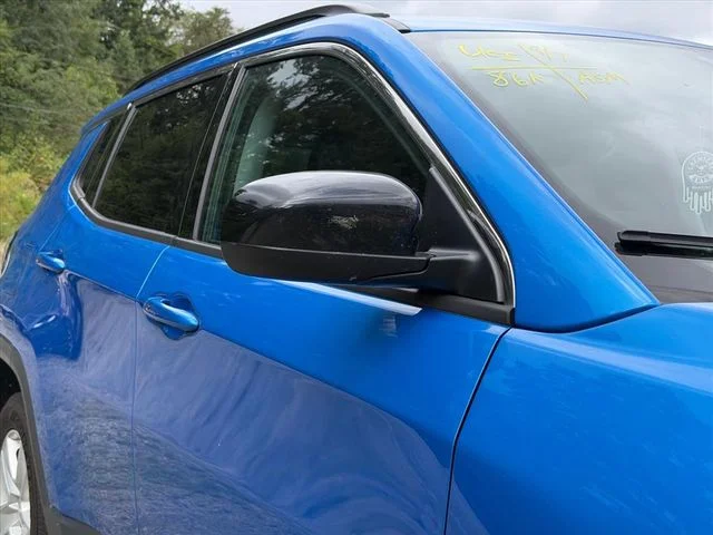 Used 2022 Blue Jeep Latitude image 9