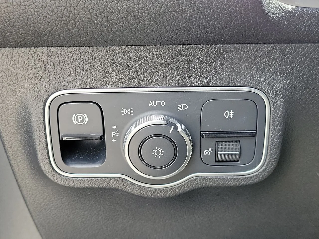 Certified Used 2023  Mercedes-Benz GLB 250 image 24