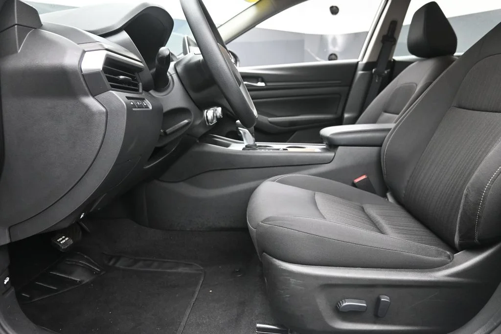 Used 2025 White Nissan 2.5 SV image 15