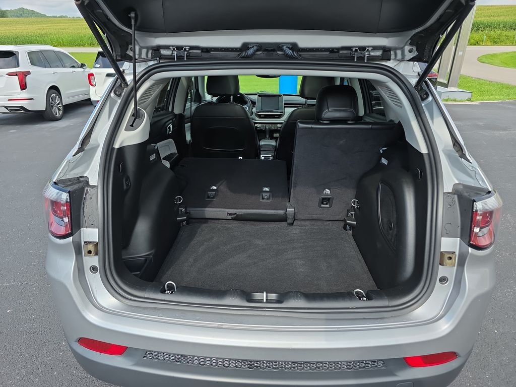 Used 2022 Silver Jeep Latitude image 10