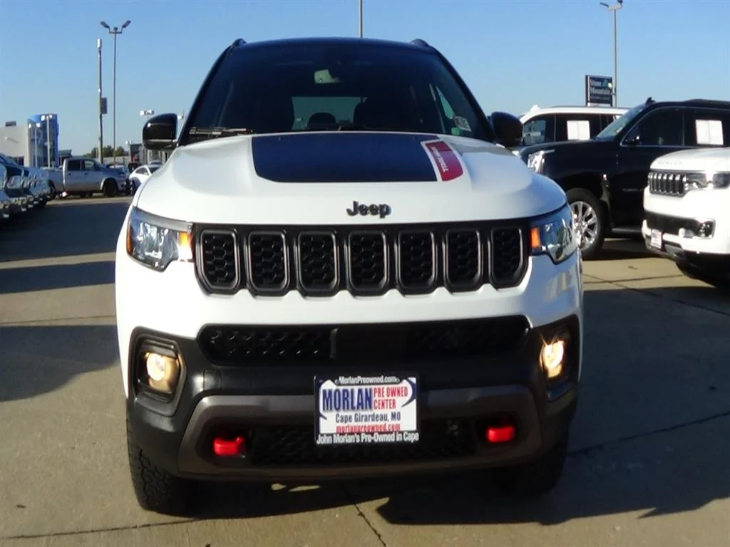 Used 2024 Bright White Clear Coat (pw7) Jeep Trailhawk image 3