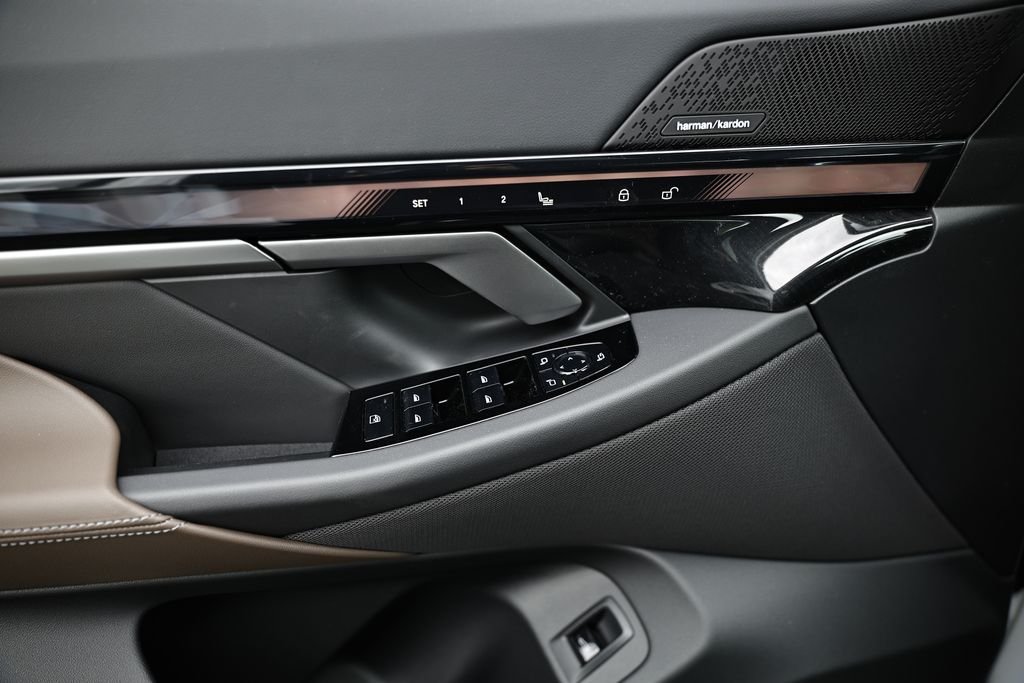 New 2027 Mineral White Metallic BMW 530i xDrive image 14