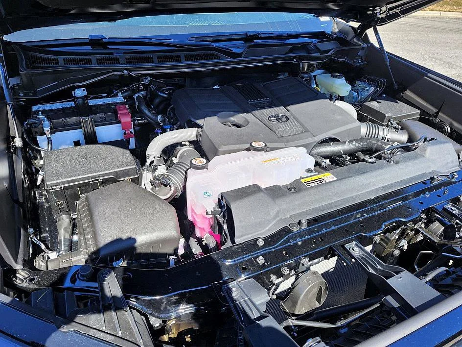2025 Toyota Tundra SR5 - Photo 18