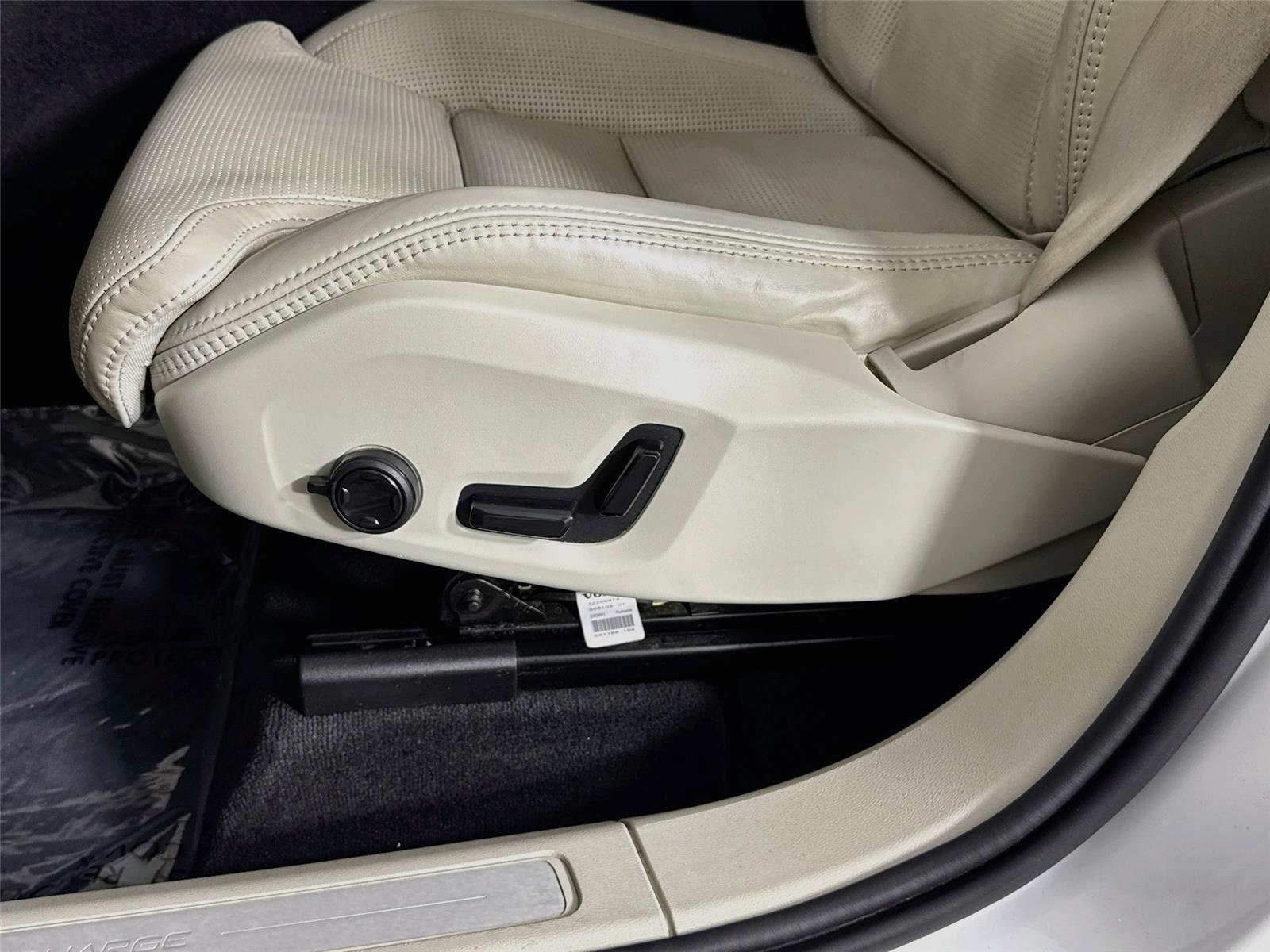 Used 2024 Crystal White Volvo Ultimate Dark Theme image 22