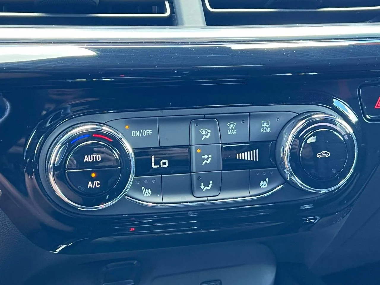 Used 2024 Sterling Gray Metallic Chevrolet FWD 2RS image 31