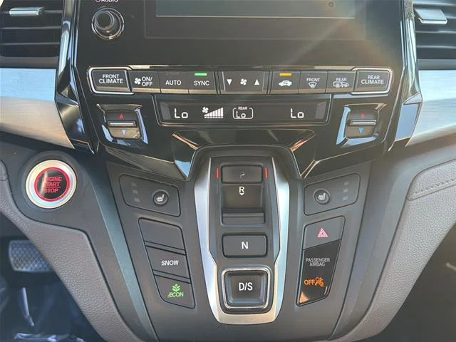 Used 2019 White Diamond Pearl Honda  image 9