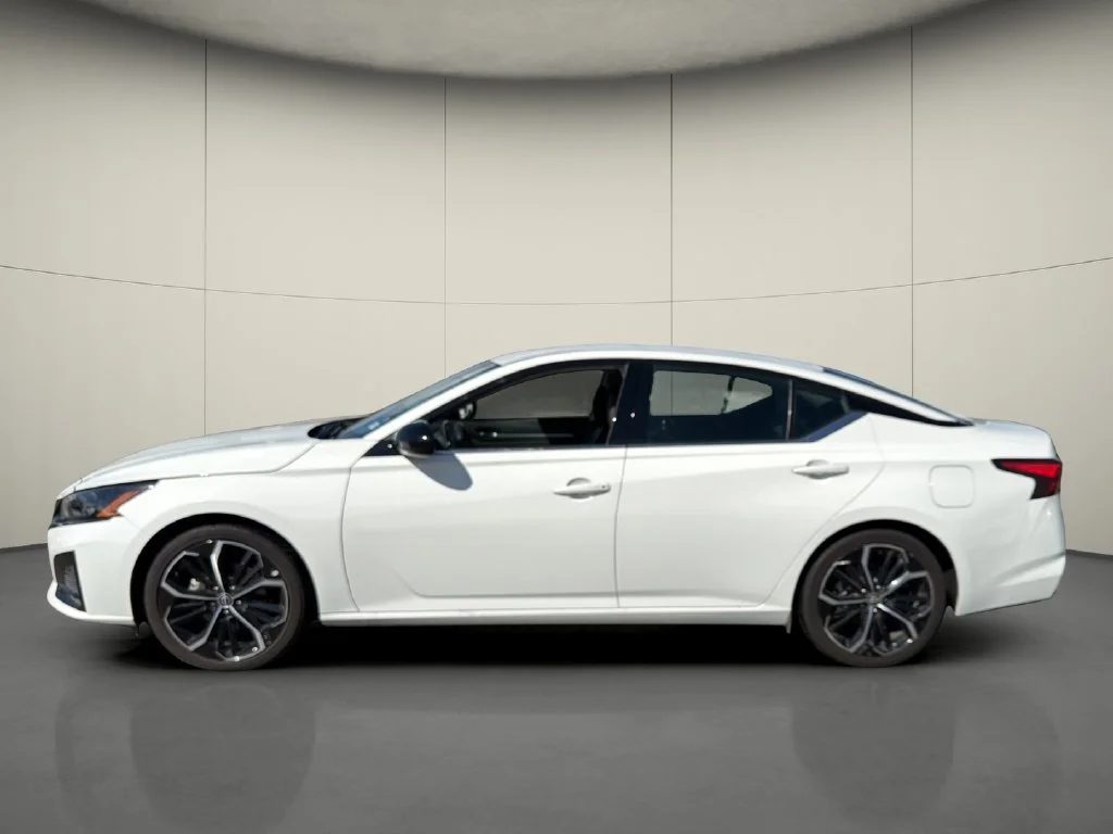 Used 2024 White Nissan 2.5 SR image 4