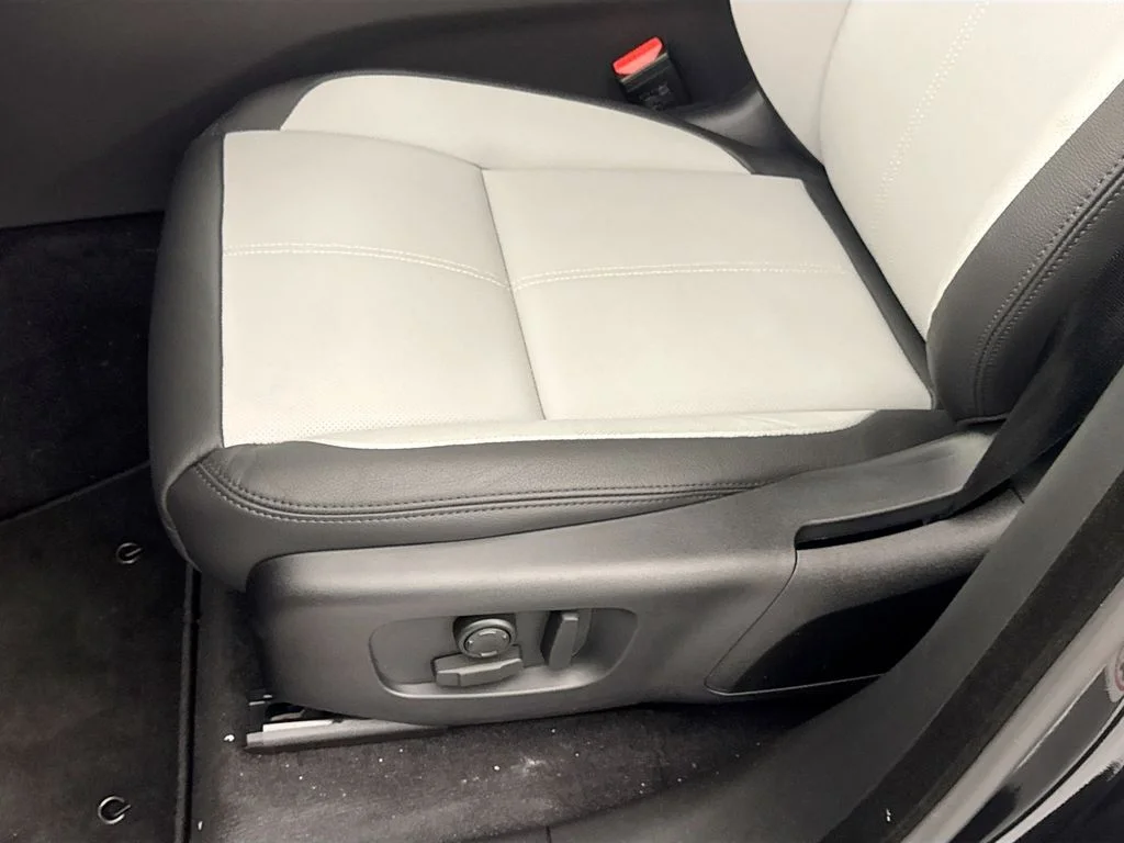 New 2026 Santorini Black Land Rover Dynamic SE image 18