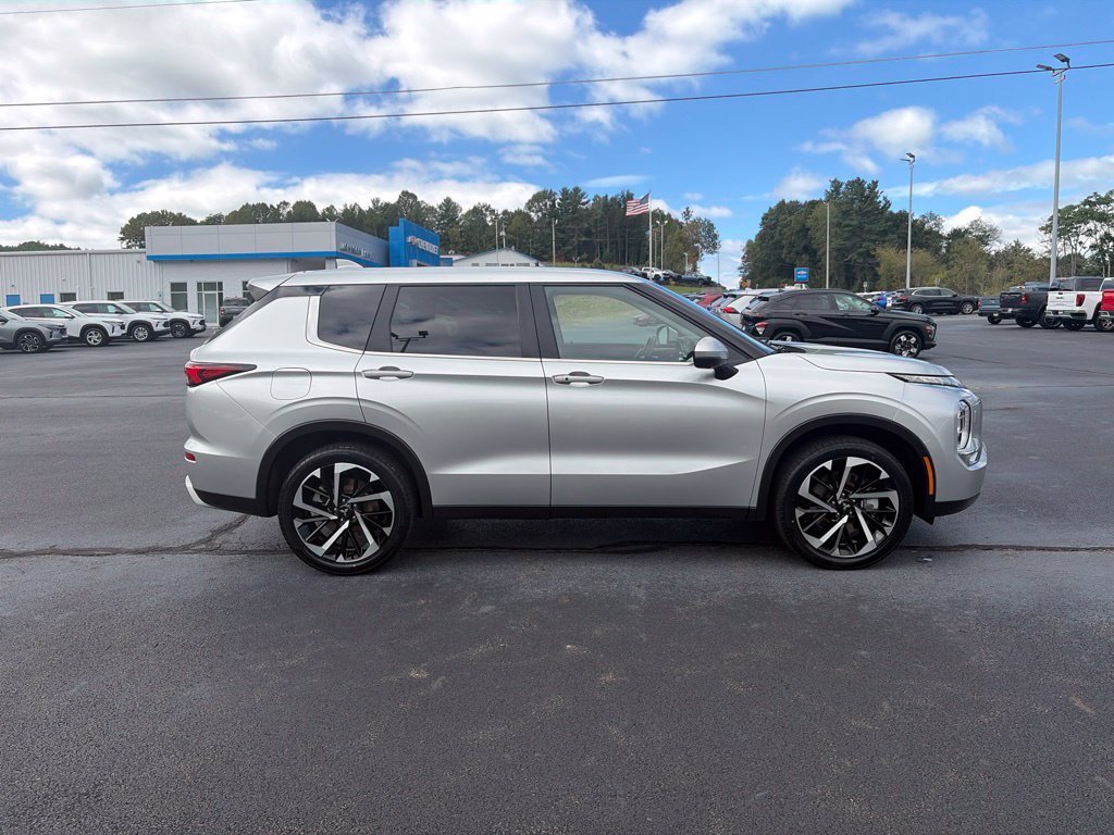 Used 2024 Gray Mitsubishi SE image 11