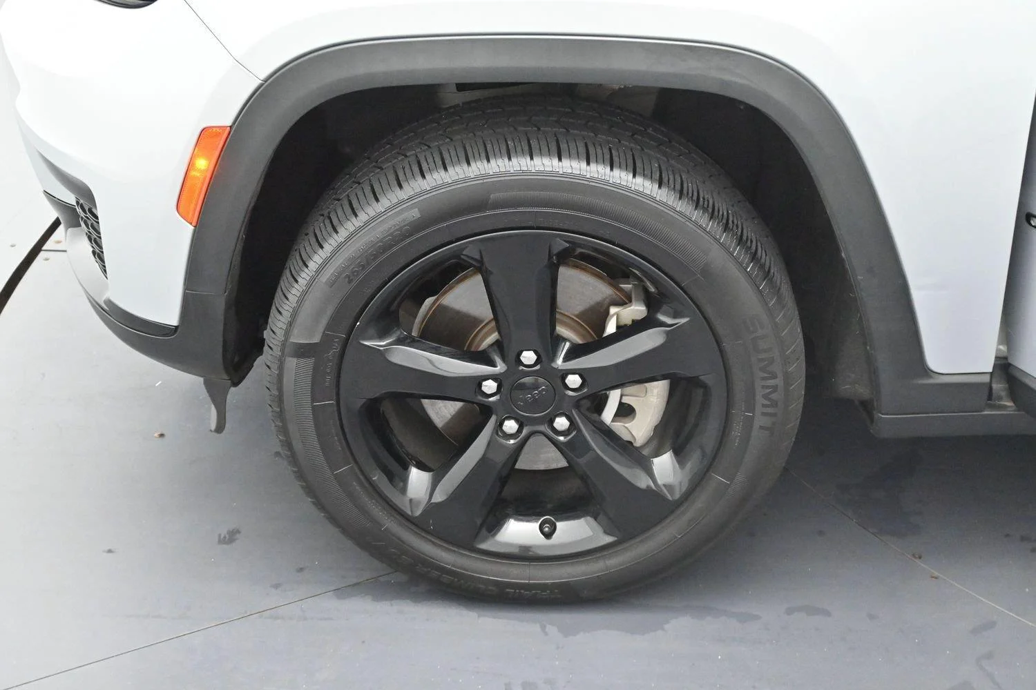 Used 2021 Silver Jeep Altitude image 30