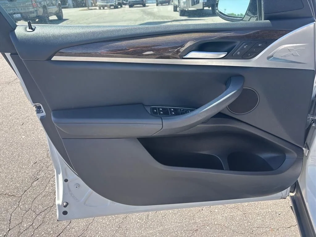 Used 2019 White BMW xDrive30i image 11