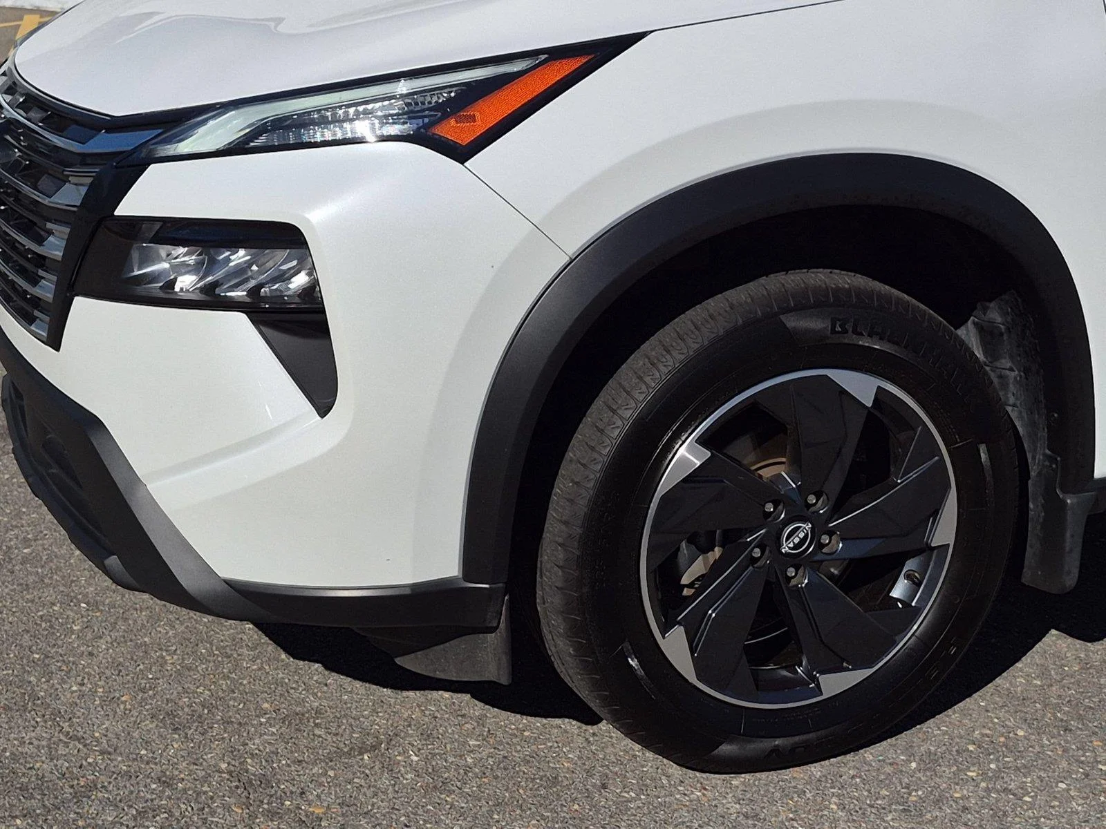 Used 2025 Everest White Pearl Nissan SV image 9