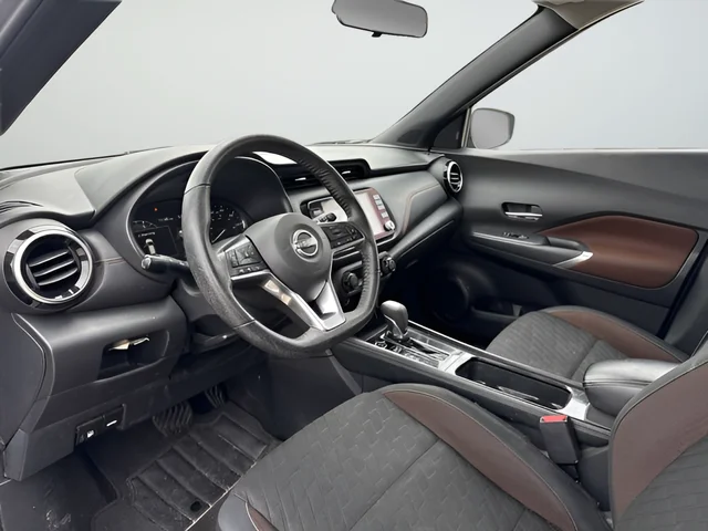 Used 2023 Gray Nissan SR image 9