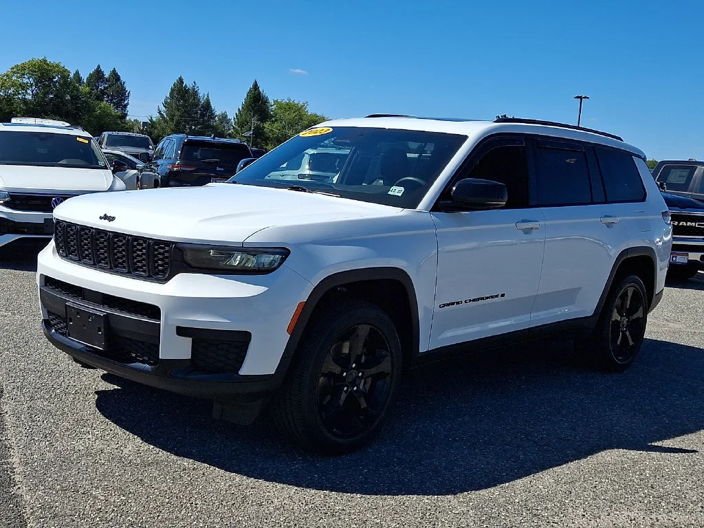 Used 2023 Bright White Clearcoat Jeep Altitude image 6