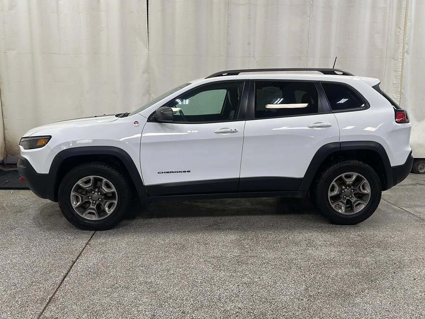 Used 2019 Bright White Clearcoat Jeep Trailhawk image 2
