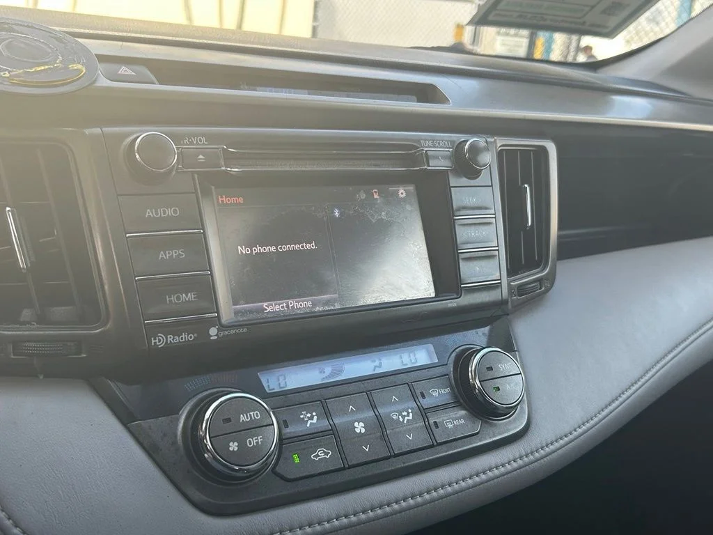 Used 2015 Silver Toyota XLE image 20