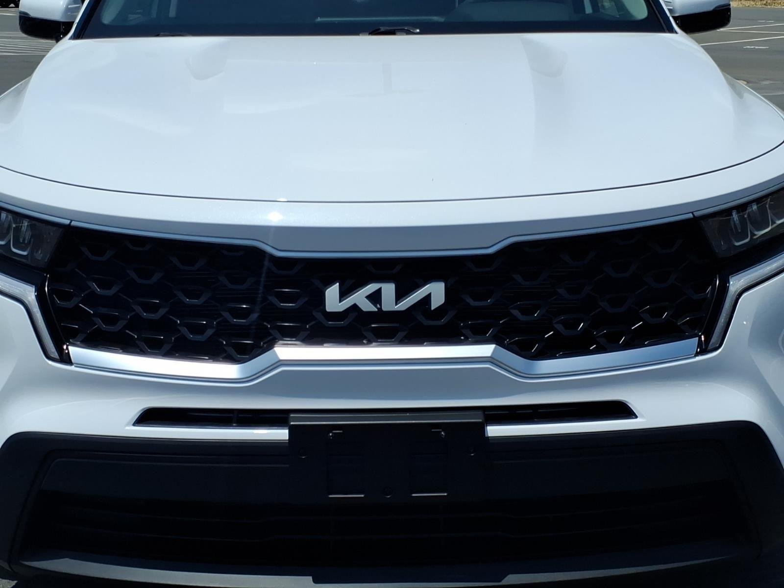 Used 2023 Glacial White Pearl Kia LX image 13