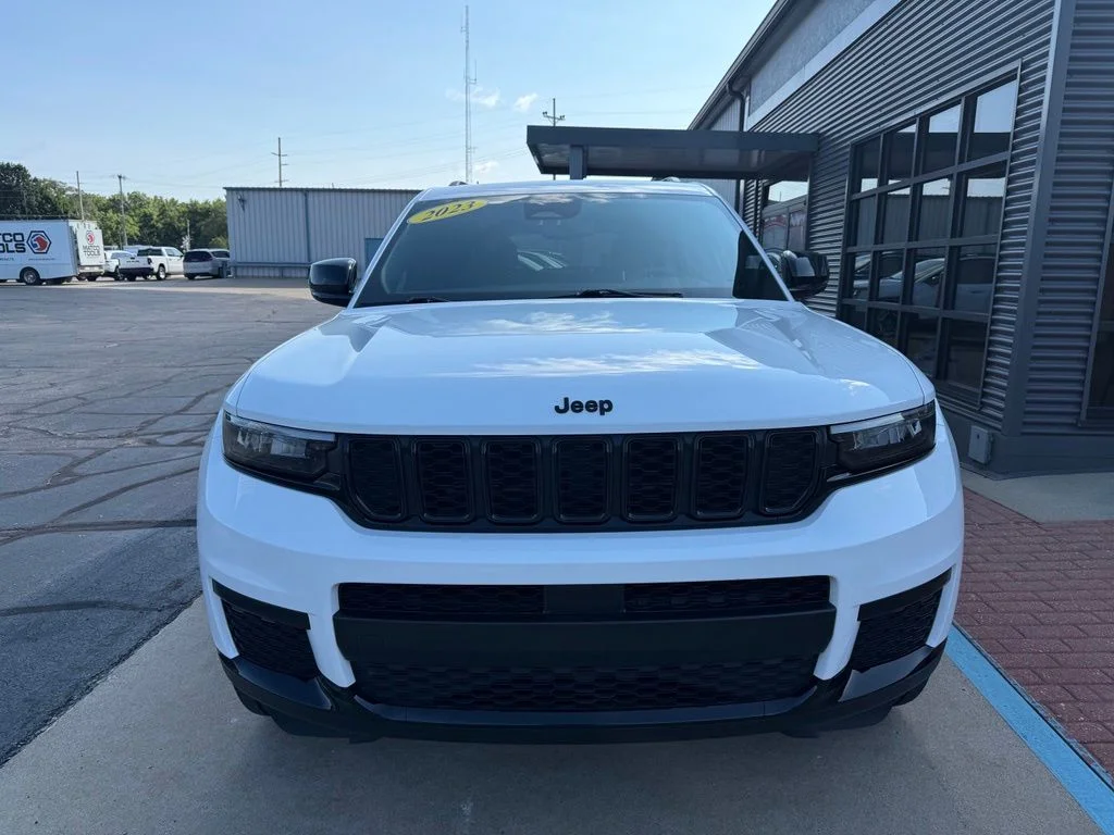 Used 2023 White Jeep Altitude image 3