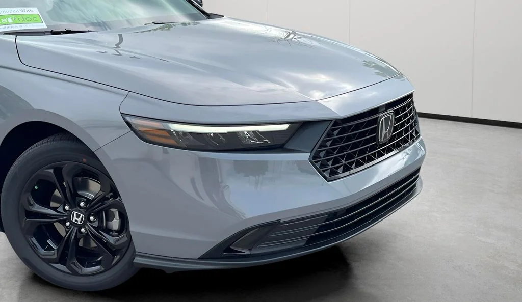 Used 2025 Urban Gray Pearl Honda SE image 2