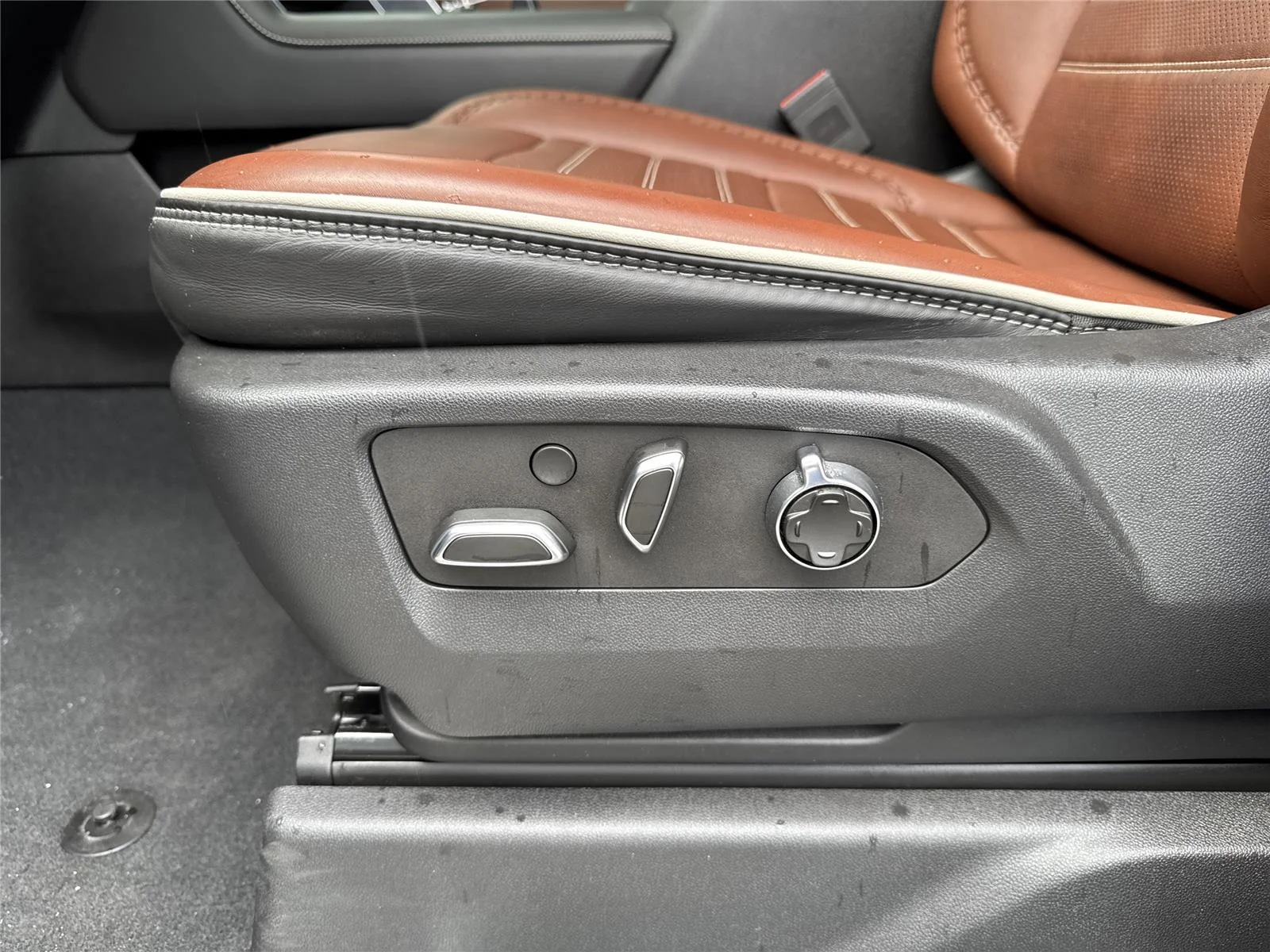 Used 2024 Sterling Metallic GMC Denali Ultimate image 12