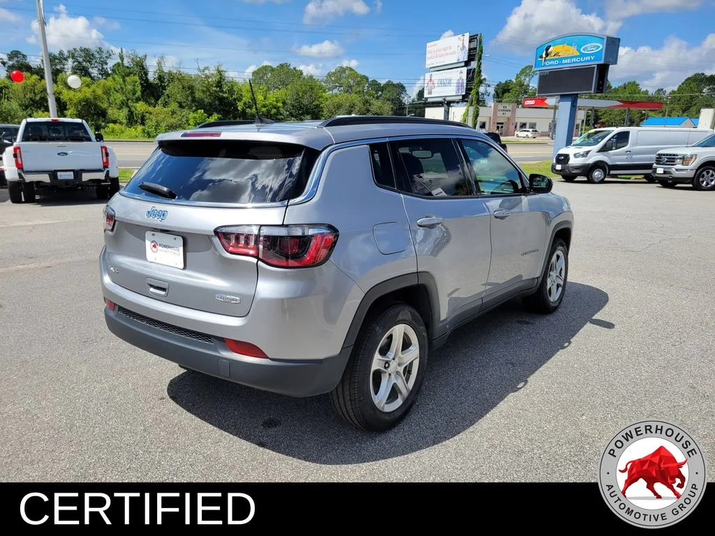 Used 2024  Jeep Latitude image 5