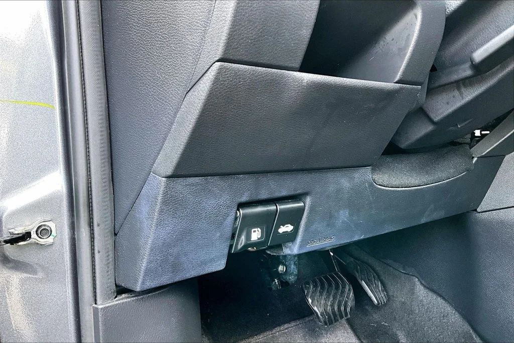 Used 2022 Gray Nissan SV image 15