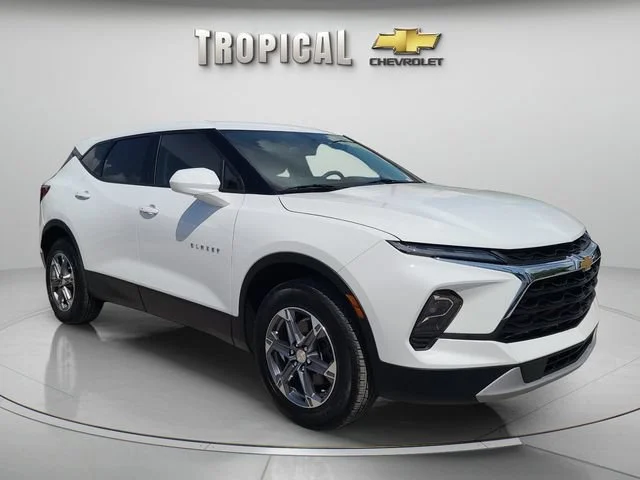 Used 2024 Summit White Chevrolet 2LT image 7
