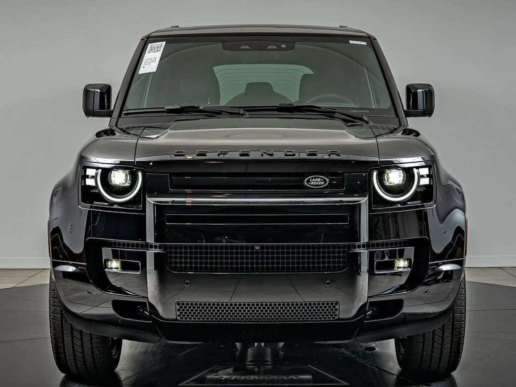 New 2026 Santorini Black Land Rover X-Dynamic SE image 2