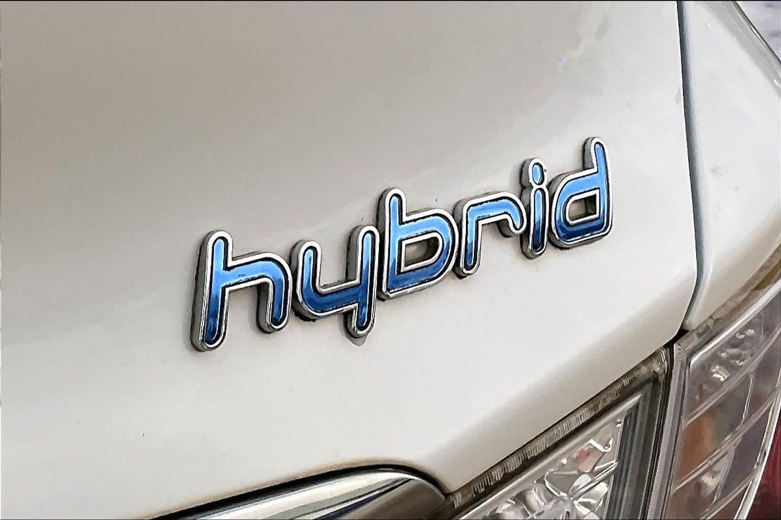 Used 2013 Porcelain White Pearl Hyundai  image 11