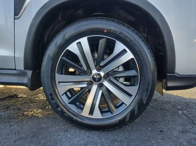 New 2027 Silver Mitsubishi SE image 35