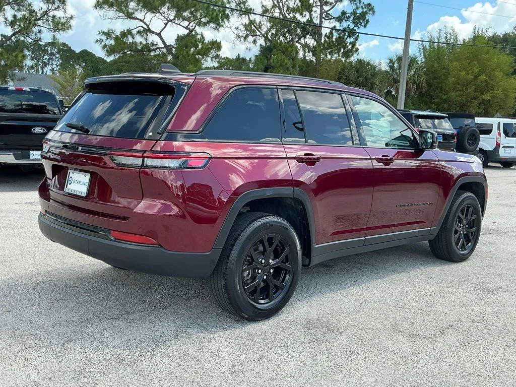 Used 2024 Red Jeep Altitude image 6