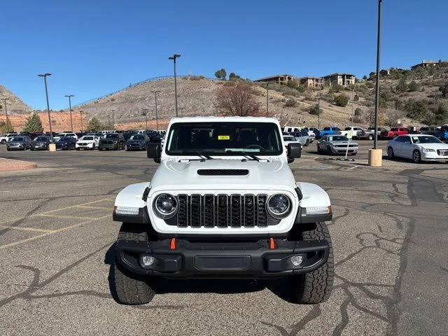 New 2026 Bright White Clear-Coat Exterior Paint Jeep Mojave X image 3