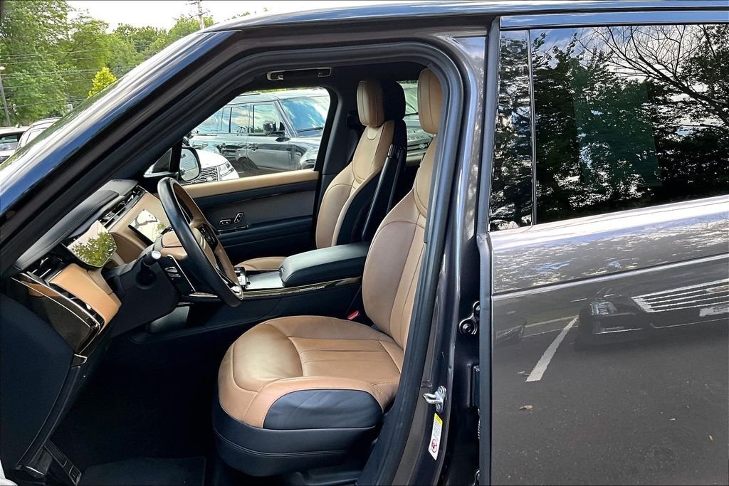 Used 2023  Land Rover SE Dynamic image 27