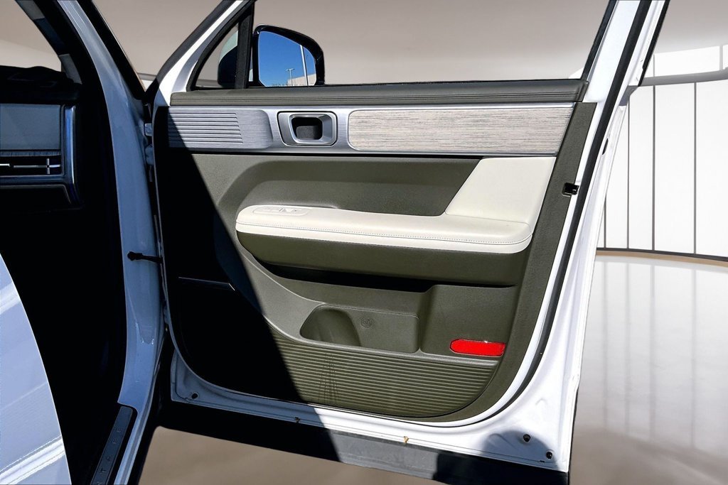 Used 2025 White Hyundai Calligraphy image 19