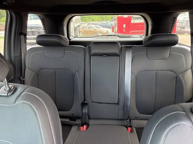 New 2026 Bright White Clear-Coat Exterior Paint Jeep Laredo image 25