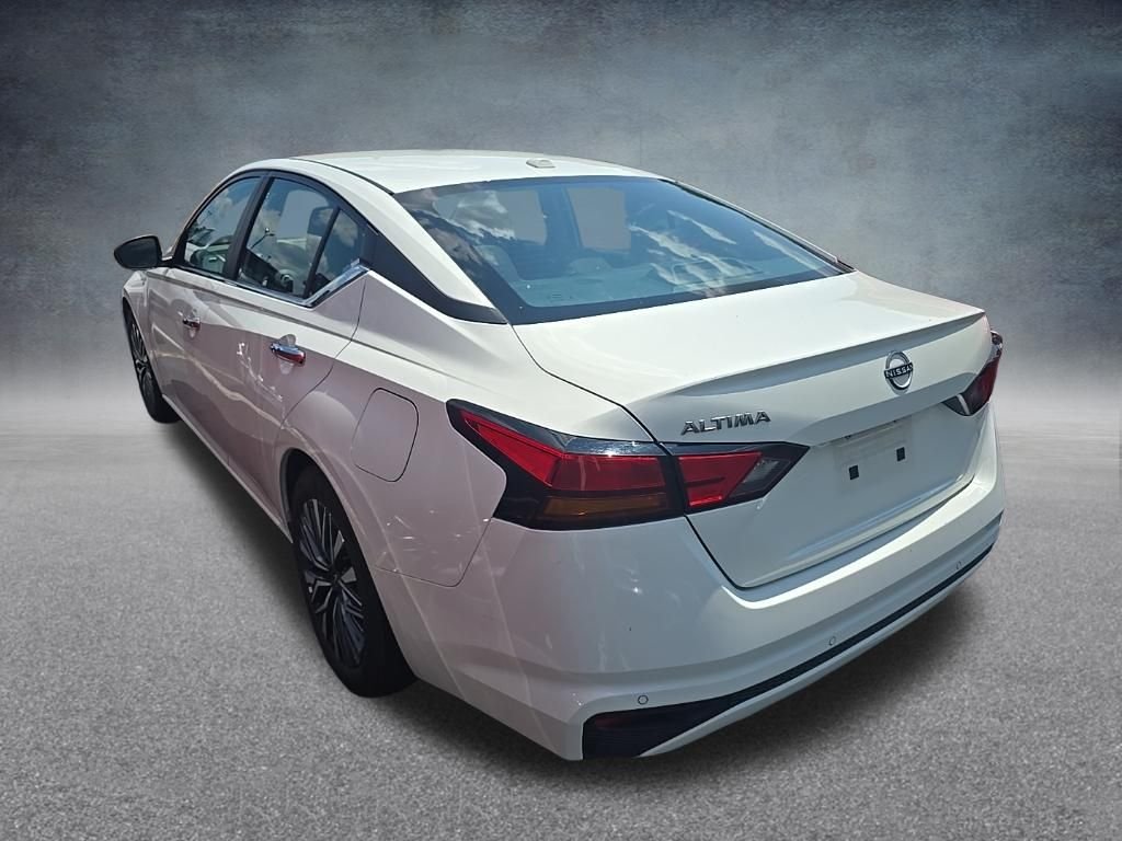 Used 2025 Glacier White Nissan 2.5 SV image 4