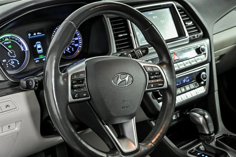 Used 2019 Hyper White Hyundai Limited image 19