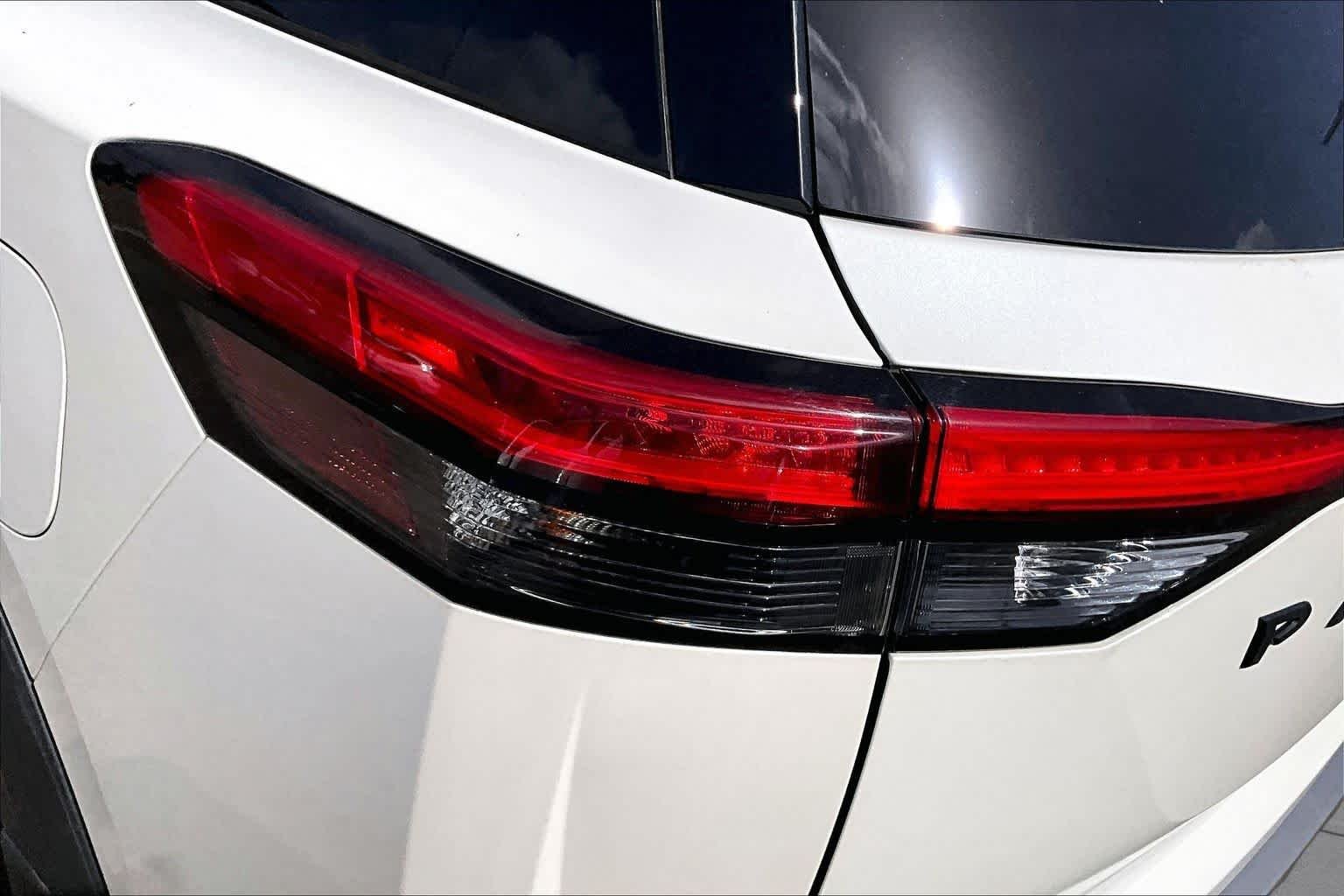 Certified Used 2023 Pearl White Tricoat/Super Black Nissan SL image 27