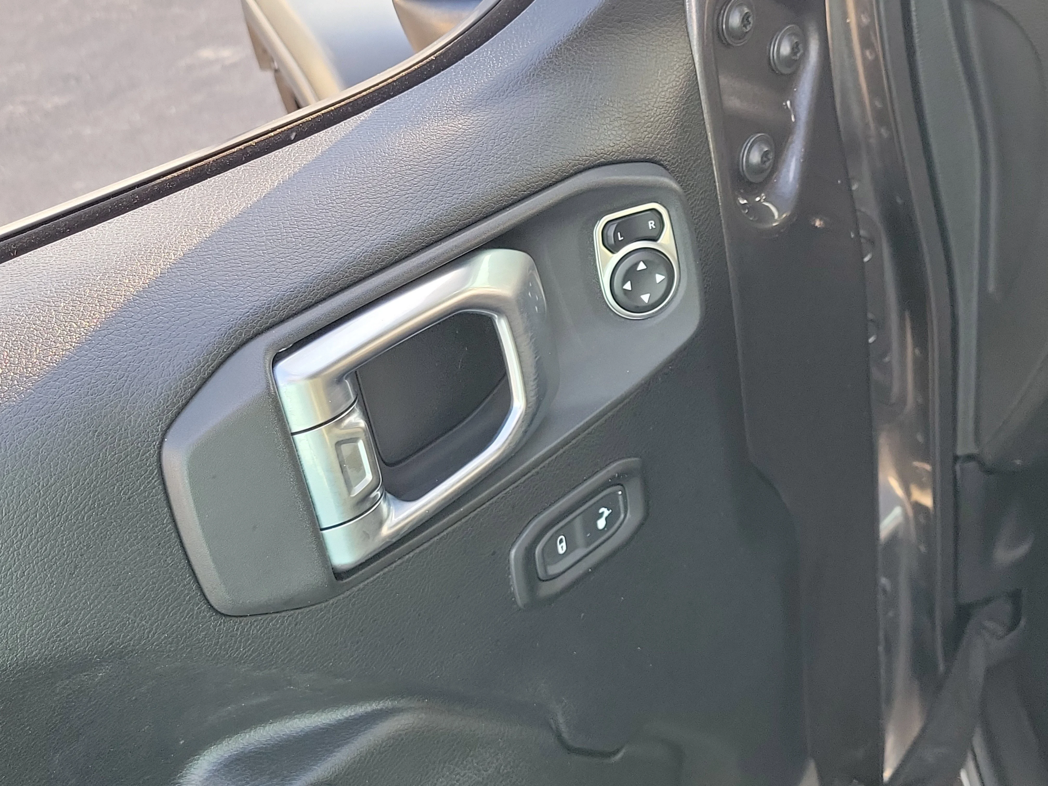Used 2020 Granite Crystal Metallic Clearcoat Jeep Sport S image 21